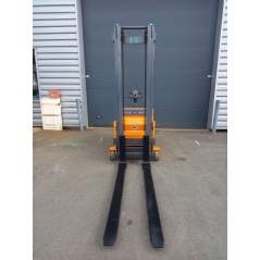 Gerbeur en porte à faux 715 FS 1500 kg