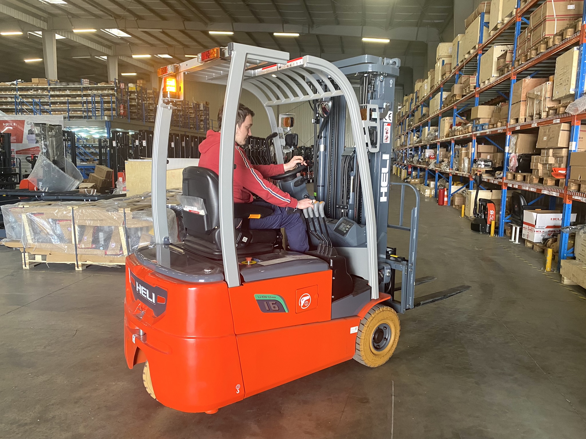 CHARIOT ELEVATEUR COMPACT